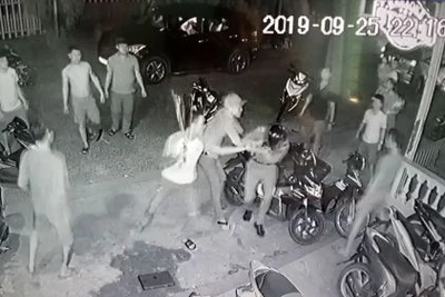 Hàng loạt vũ khí trong nhà nhóm thanh niên chém 3 công an