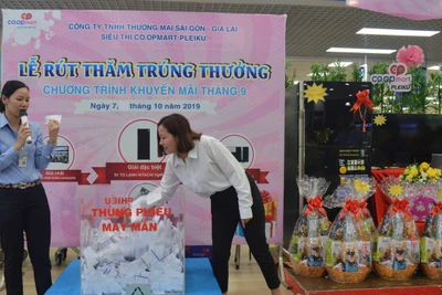 Siêu thị Co.op Mart Pleiku: Bốc thăm trúng thưởng "Mừng khuyến mãi-rinh quà to"