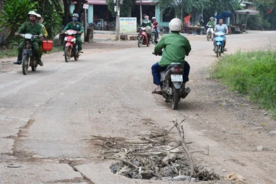 Chư Prông: Nắp cống giữa đường bị vỡ tiềm ẩn nguy hiểm cho người tham gia giao thông