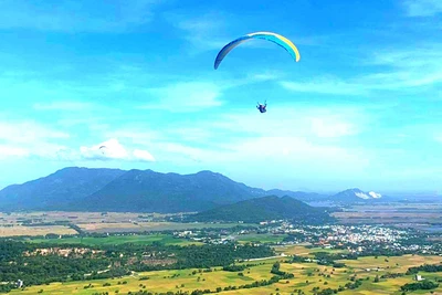 Gần 100 phi công "bay trên Phụng Hoàng Sơn"