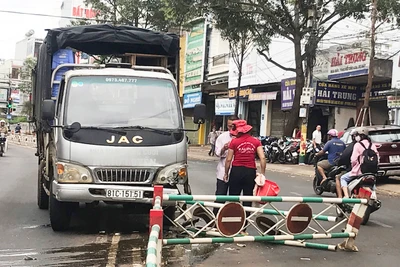 Pleiku: Xe ô tô tải mất lái tông gãy dải phân cách