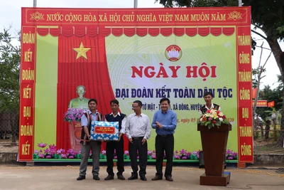 Bí thư Huyện ủy Kbang dự Ngày hội Đại đoàn kết toàn dân tộc tại xã Đông