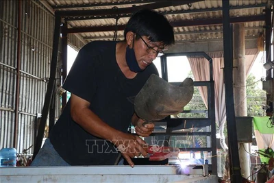 Đồng Tháp: Một nông dân sáng chế ra hàng loạt máy nông nghiệp chưa từng có ở Việt Nam, bán ra cả nước ngoài