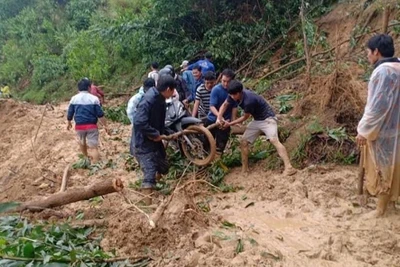 Giáo viên miền núi lội bùn, khiêng xe bám điểm trường xa xôi