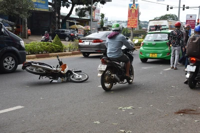 Pleiku: Va chạm giữa ô tô và xe máy, 1 người bị thương