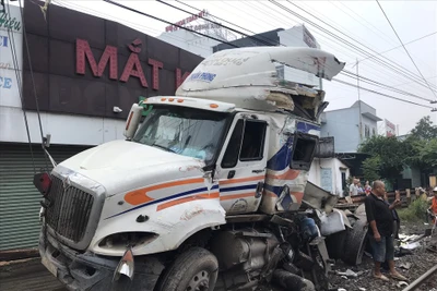 Thời điểm tàu hỏa tông đứt đôi xe container: Gác chắn không được kéo ra