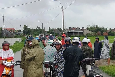 Phú Yên: Vội vã chạy lũ sau bão số 12