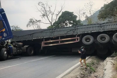 Xe container chở xỉ than lật chắn ngang đèo Bảo Lộc, giao thông ách tắc 2 chiều