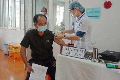 Nhân viên sân bay Tân Sơn Nhất, Pleiku được tiêm vaccine COVID-19