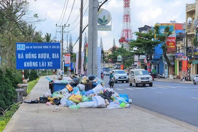 Người dân chặn xe chở rác vào nhà máy, hàng trăm tấn rác 'bủa vây' TP.Bảo Lộc