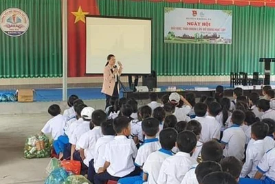 Krông Pa: 280 học sinh tham gia ngày hội "Đổi rác thải nhựa-Lấy đồ dùng học tập"