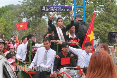 Chùm ảnh người dân đón hoa hậu H'Hen bằng xe máy cày