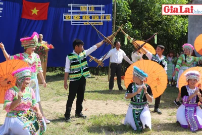 Ba làng Mông ở Ya Hội vui Tết hợp nhất