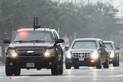 'Quái thú' của TT Trump rời Nội Bài,qua cầu Nhật Tân để về Hà Nội