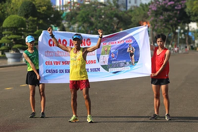 "Dị nhân" marathon Nguyễn Văn Long hoàn thành chặng An Khê-Pleiku