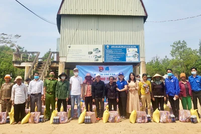 Chư Păh: Tuyên truyền phòng-chống ma túy và tặng quà cho thanh thiếu nhi làng Kênh