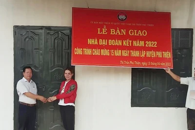 Phú Thiện: Bàn giao nhà "Đại đoàn kết" cho hộ nghèo