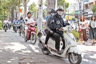 Quy định mới nhất năm 2022 mức phạt lỗi đi xe trên vỉa hè, đỗ xe ghếch bánh vỉa hè