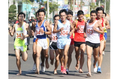 "Dị nhân" marathon Nguyễn Văn Long chạy bộ xuyên Việt