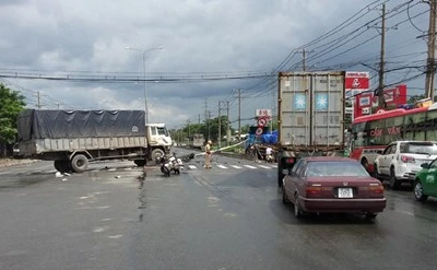 Quốc lộ 1A kẹt cứng vì xe tải tông gãy trụ đèn bắc ngang đường