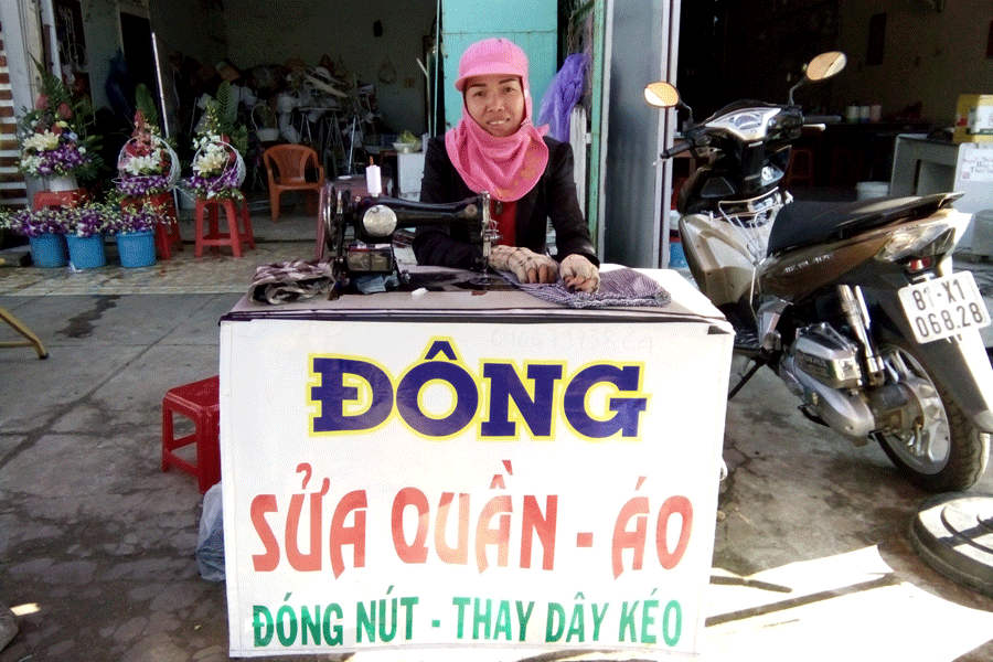 Mưu sinh bằng nghề may sửa quần áo