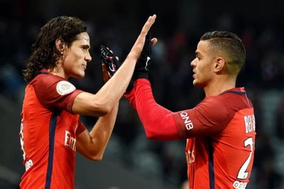 Cavani đưa PSG lên nhì bảng