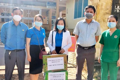 Công đoàn ngành Y tế Gia Lai thăm, tặng quà nhân viên y tế tuyến đầu chống dịch