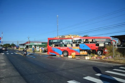 Bình Thuận: Xe khách giường nằm cuốn xe máy vào gầm rồi bốc cháy