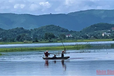 Buôn cổ bên hồ Lắk