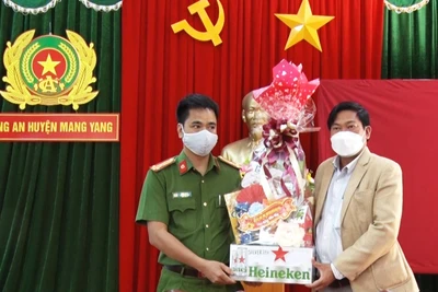 Mang Yang khen thưởng đốt xuất cho tập thể Công an huyện