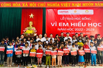 Viettel Gia Lai trao học bổng cho học sinh nghèo học giỏi huyện Mang Yang