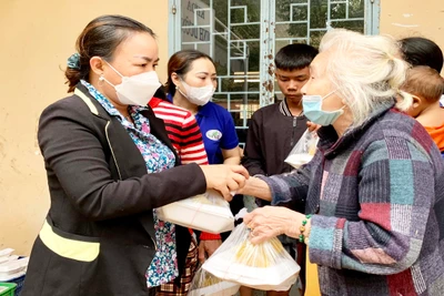 "Cơm từ thiện Pleiku": Ấm lòng người nghèo