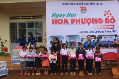 "Tiếp sức" học sinh đến trường