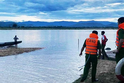 Krông Pa: Tìm thấy thi thể cháu bé bị đuối nước khi tắm sông Ba