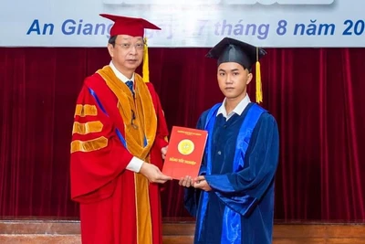 Chàng sinh viên vừa học vừa chạy xe ôm, tốt nghiệp đại học thủ khoa