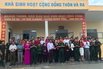 Bàn giao nhà sinh hoạt cộng đồng cho người dân xã Đak Djrăng