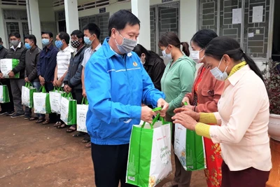 Liên đoàn Lao động tỉnh Gia Lai tặng quà Tết cho đoàn viên Công đoàn có hoàn cảnh khó khăn