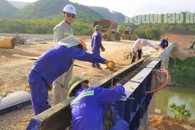 Xác định 4 người "ngang nhiên lập chốt thu tiền xe qua cầu đang xây dựng"