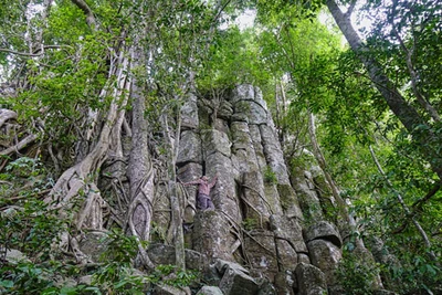 Lên Vĩnh Sơn thăm thành đá, ngắm hoa đào