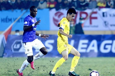 Đến bao giờ sân V-League mới hết bị than phiền ?