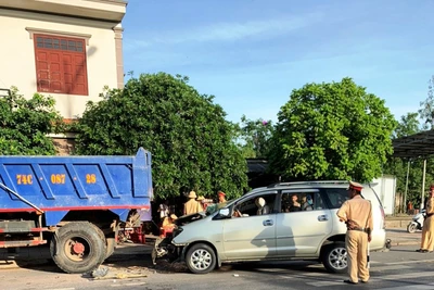 Tông xe ben đỗ bên đường văng cả mét, 4 người trên ô tô nhập viện