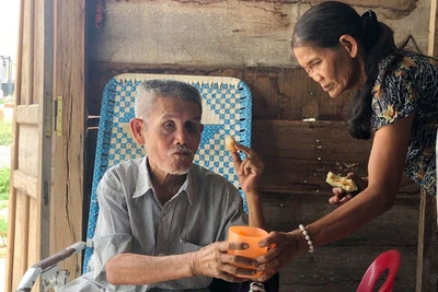 Vợ chồng và... 1 con mắt đưa đường yêu thương