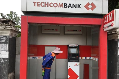 TP.HCM: Bị cây ATM nuốt thẻ, thanh niên bực tức dùng búa đập phá