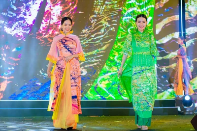 Chiêm ngưỡng áo dài-hanbok tỏa sáng ở biển Nha Trang