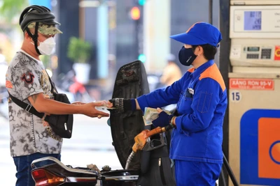 'Ghìm' bão giá xăng, Bộ Tài chính đề xuất giảm hàng loạt sắc thuế