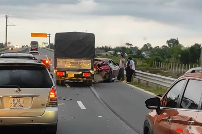 Tai nạn trên cao tốc Trung Lương - Mỹ Thuận: Xe tải tông xe 4 chỗ, 3 người bị thương