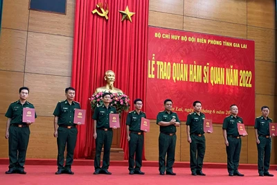 Bộ đội Biên phòng tỉnh Gia Lai trao quân hàm sĩ quan đợt I-2022