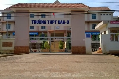 Một hiệu trưởng tử vong nghi rơi từ tầng 3 xuống