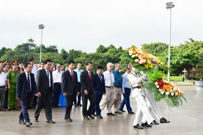 Lãnh đạo TP. Pleiku và TP. Tuy Hòa dâng hoa, dâng hương tưởng niệm Chủ tịch Hồ Chí Minh