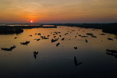 Độc đáo chợ nổi lúc mờ sương trên phá Tam Giang, mặt trời lên là... tan